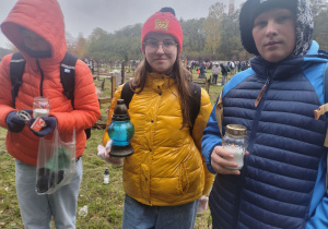 uczniowie ze zniczami