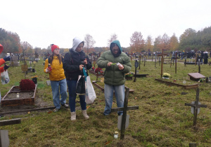 uczniowie ze zniczami