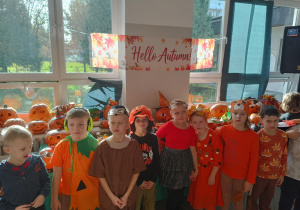 Na zdjęciu uczniowie klasy1c przed Balem Jesieni