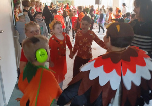 Na zdjęciu uczniowie klasy1c w trakcie zabawy na Balu Jesieni