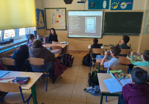 Na zdjęciu uczniowie podczas realizacji projektu.