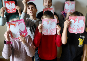 uczniowie z godłem narodowym klasa 4c