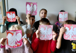 uczniowie z godłem narodowym klasa 4c