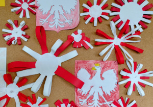 Kotyliony i godła w klasie V c wykonane zostały pod opieką M. Adamczyk oraz M. Bryl wolontariuszki w naszej  szkole.