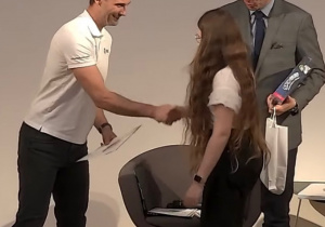 uczennica odbierająca nagrodę