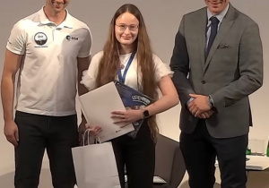 uczennica odbierająca nagrodę