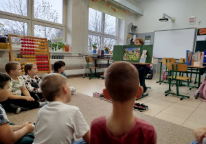 uczniowie słuchają opowieści