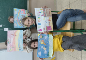 uczniowie z klasy 4b z pracami konkursowymi