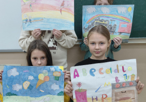 uczniowie z klasy 4b z pracami konkursowymi