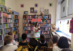 uczennica recytuje wiersz