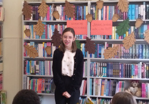 uczennica recytuje wiersz