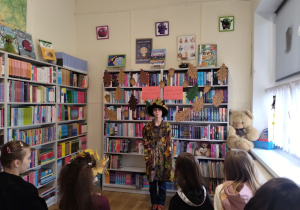 uczeń recytuje wiersz