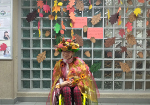 uczennica recytuje wiersz