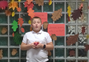 uczeń recytuje wiersz