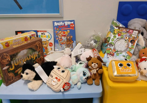 Zebrane zabawki dla dzieci z oddziału onkologii.