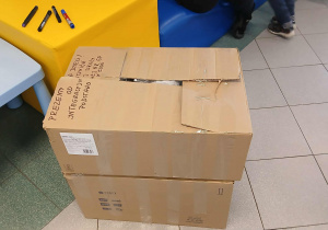 Zapakowane w karton pluszaki, gry, książki i artykuły plastyczne dla dzieci z oddziału onkologii