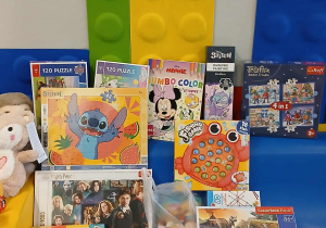 Zebrane gry i książki dla dzieci z oddziału onkologii.