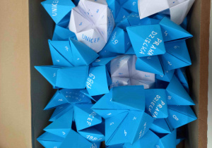 Układanki "piekło-niebo" niebieskie i białe w pudle.