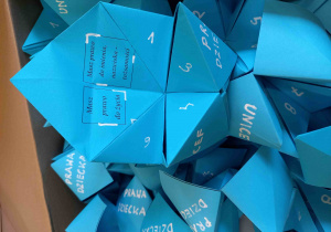 Zbliżenie na otwartą niebieską układankę z prawem do życia i do tożsamości