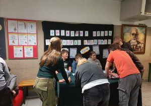 Uczniowie podczas rozwiązywania zadań podczas Światowego Dnia Tabliczki Mnożenia.