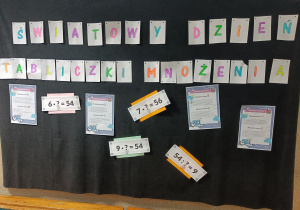 Dekoracja z okazji Światowego Dnia Tabliczki Mnożenia.