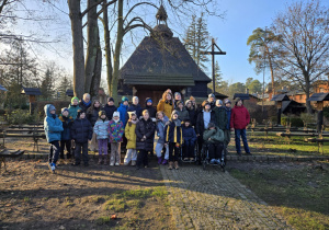 Uczniowie podczas wycieczki do Leśnego Zakątku.