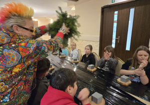 Uczniowie podczas wykonywania stroików.