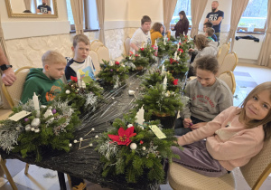 Uczniowie podczas wykonywania stroików.