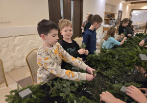 Uczniowie podczas wykonywania stroików.