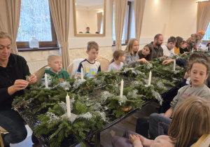 Uczniowie podczas wykonywania stroików.