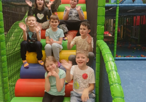 Uczniowie w sali zabaw.