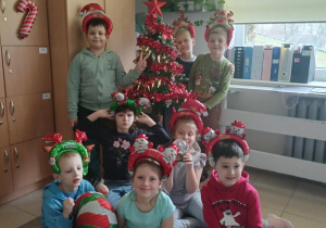 Dzieci przy choince.