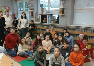 Na zdjęciu uczniowie wraz z nauczycielami podczas spotkania Eko-Komitetu.