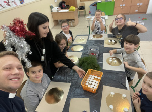 Tworzenie wieńców adwentowych w klasie 3c