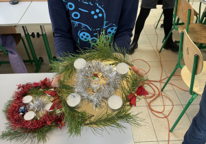 Wieniec adwentowy stworzony przez ucznia.