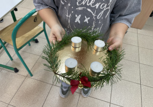Wieniec adwentowy stworzony przez ucznia.