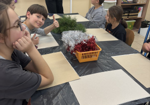 Uczniowie wraz z nauczycielami podczas tworzenia wieńców adwentowych.