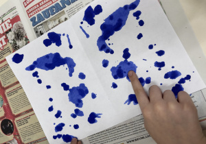 Kleksy na białej kartce.