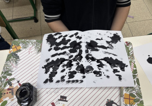 Kleksy na białej kartce.