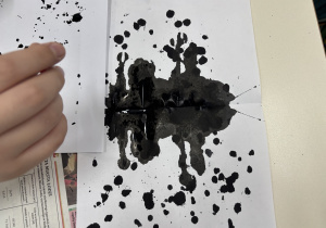 Kleksy na białej kartce.