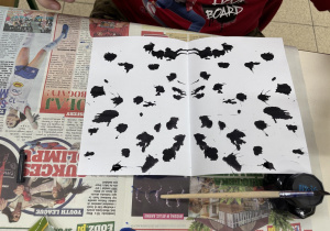 Kleksy na białej kartce.