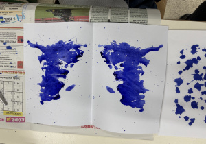 Kleksy na białej kartce.