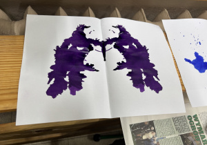 Kleksy na białej kartce.