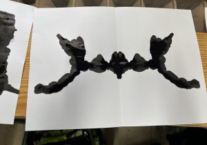 Kleksy na białej kartce.