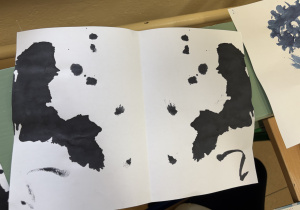 Kleksy na białej kartce.