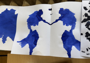 Kleksy na białej kartce.