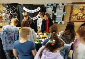 Uczniowie kupujący rzeczy na kiermaszu świątecznym.