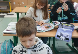 Uczniowie podczas tworzenia eko domków.