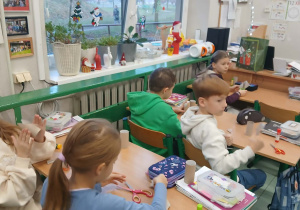 Uczniowie podczas tworzenia eko domków.