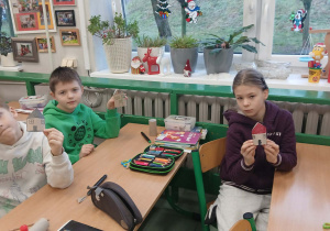 Uczniowie ze swoimi eko domkami.